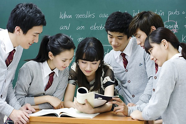 포토 JPG 문자 학생 기호 알파벳 영어 여학생 여자 교육 남자 교복 남학생 교실 학교 청소년 고등학생 수업 실내 고등학교 영어교육 사람 동양인 여러명 상반신 책 스쿨라이프 교사 칠판 한국인 책상 단상 국내포토 직업 라이프스타일 옷 가구 다수 인종 내부 파일형식