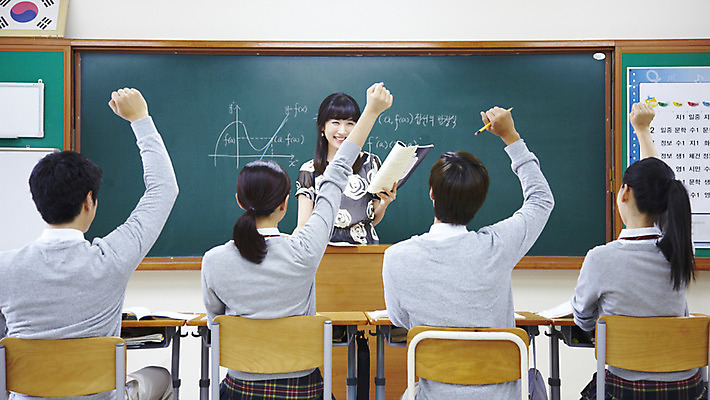 포토 JPG 문자 학생 여학생 여자 교육 남자 교복 남학생 교실 학교 청소년 고등학생 수업 그래프 실내 고등학교 서기 미소 웃음 사람 앉기 동양인 손짓 여러명 상반신 책 스쿨라이프 손들기 교사 칠판 한국인 수학 발표 책상 수학교육 단상 국내포토 직업 라이프스타일 옷 가구 다수 교과목 모션 표정 인종 내부 파일형식