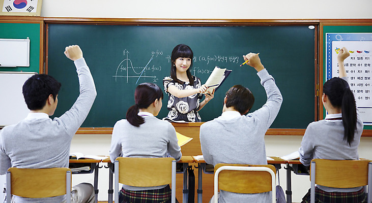 포토 JPG 문자 학생 여학생 여자 교육 남자 교복 남학생 교실 학교 청소년 고등학생 수업 그래프 실내 고등학교 서기 미소 웃음 사람 앉기 동양인 손짓 여러명 상반신 책 스쿨라이프 손들기 교사 칠판 한국인 수학 발표 책상 수학교육 단상 국내포토 직업 라이프스타일 옷 가구 다수 교과목 모션 표정 인종 내부 파일형식