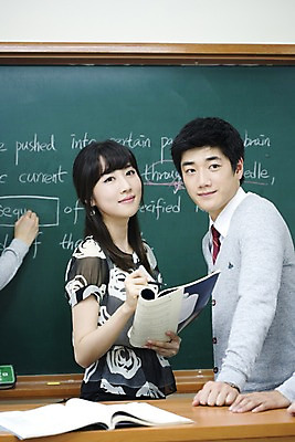 포토 JPG 문자 학생 기호 알파벳 영어 여자 교육 남자 교복 남학생 교실 학교 청소년 고등학생 수업 실내 고등학교 영어교육 서기 미소 웃음 사람 동양인 상반신 두명 책 스쿨라이프 교사 칠판 한국인 단상 국내포토 직업 라이프스타일 옷 모션 표정 인종 내부 파일형식