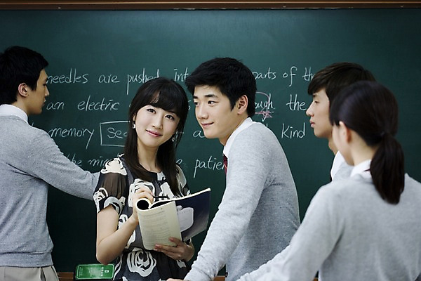 포토 JPG 문자 학생 기호 알파벳 영어 여학생 여자 교육 남자 교복 남학생 교실 학교 청소년 고등학생 수업 실내 고등학교 영어교육 서기 사람 동양인 여러명 상반신 책 스쿨라이프 교사 칠판 한국인 국내포토 직업 라이프스타일 옷 다수 모션 인종 내부 파일형식