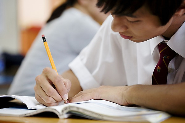 포토 JPG 학생 교육 남자 교복 남학생 교실 학교 청소년 고등학생 수업 실내 고등학교 한명 사람 앉기 동양인 손짓 상반신 옆모습 아웃포커스 10대 책 필기구 연필 스쿨라이프 한국인 책상 남자만 남자한명만 십대만 십대남자만 십대남자한명만 국내포토 1 라이프스타일 옷 뷰포인트 가구 모션 문구용품 학용품 촬영기법 인종 내부 파일형식