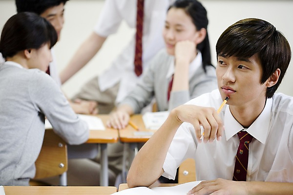 포토 JPG 학생 여학생 여자 교육 남자 교복 남학생 의자 교실 학교 청소년 고등학생 수업 실내 고등학교 사람 앉기 동양인 여러명 상반신 아웃포커스 책 필기구 연필 스쿨라이프 한국인 책상 십대만 국내포토 라이프스타일 옷 가구 다수 모션 문구용품 학용품 촬영기법 인종 내부 파일형식