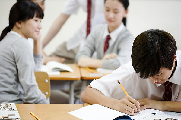 포토 JPG 학생 여학생 여자 교육 남자 교복 남학생 의자 교실 학교 청소년 고등학생 수업 실내 고등학교 사람 앉기 동양인 여러명 상반신 아웃포커스 책 필기구 연필 스쿨라이프 한국인 책상 십대만 국내포토 라이프스타일 옷 가구 다수 모션 문구용품 학용품 촬영기법 인종 내부 파일형식