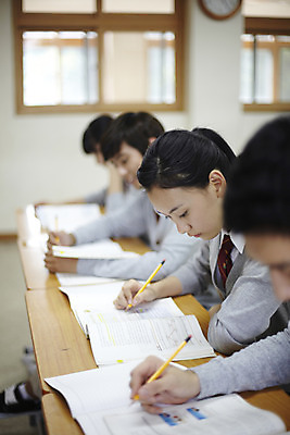 포토 JPG 학생 여학생 여자 교육 남자 교복 남학생 창문 교실 학교 청소년 고등학생 수업 실내 고등학교 사람 앉기 동양인 여러명 상반신 옆모습 아웃포커스 책 필기구 연필 스쿨라이프 한국인 책상 십대만 국내포토 라이프스타일 옷 뷰포인트 가구 다수 모션 문구용품 학용품 촬영기법 인종 내부 파일형식