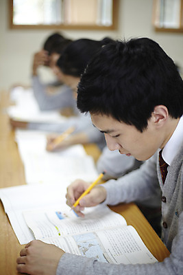 포토 JPG 학생 여자 교육 남자 교복 남학생 교실 학교 청소년 고등학생 수업 실내 고등학교 사람 앉기 동양인 여러명 상반신 옆모습 아웃포커스 책 필기구 연필 스쿨라이프 한국인 책상 십대만 국내포토 라이프스타일 옷 뷰포인트 가구 다수 모션 문구용품 학용품 촬영기법 인종 내부 파일형식