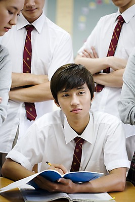 포토 JPG 학생 여학생 여자 교육 남자 교복 남학생 교실 학교 청소년 고등학생 수업 실내 고등학교 서기 사람 앉기 동양인 손짓 여러명 상반신 책 필기구 연필 스쿨라이프 한국인 책상 따돌림 외톨이 십대만 국내포토 라이프스타일 옷 가구 다수 모션 문구용품 학용품 인종 내부 왕따 파일형식