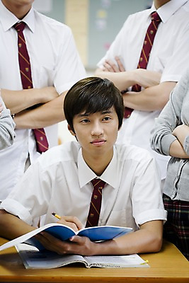 포토 JPG 학생 여자 교육 남자 교복 남학생 교실 학교 청소년 고등학생 수업 실내 고등학교 서기 사람 앉기 동양인 손짓 여러명 상반신 책 필기구 연필 스쿨라이프 한국인 책상 따돌림 외톨이 십대만 국내포토 라이프스타일 옷 가구 다수 모션 문구용품 학용품 인종 내부 왕따 파일형식