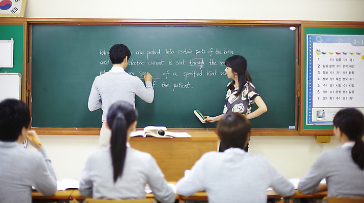 포토 JPG 문자 학생 기호 알파벳 영어 여학생 여자 교육 남자 교복 남학생 교실 학교 청소년 고등학생 수업 실내 고등학교 영어교육 서기 사람 앉기 동양인 여러명 상반신 책 스쿨라이프 교사 칠판 한국인 시간표 책상 단상 국내포토 직업 라이프스타일 옷 가구 다수 모션 인종 내부 계획 파일형식