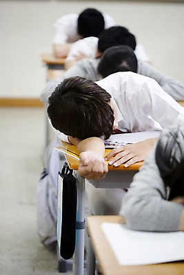 포토 JPG 학생 여학생 여자 교육 남자 교복 남학생 엎드리기 교실 학교 청소년 고등학생 수업 휴식 실내 고등학교 사람 동양인 여러명 상반신 아웃포커스 책 스쿨라이프 한국인 잠 수면 책상 십대만 국내포토 라이프스타일 옷 가구 다수 컨셉 모션 촬영기법 인종 내부 물 파일형식