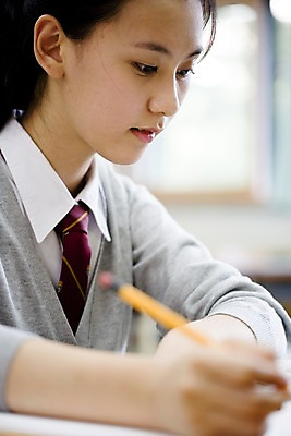 포토 JPG 학생 여학생 여자 교육 교복 교실 학교 청소년 고등학생 수업 실내 고등학교 한명 사람 앉기 동양인 상반신 10대 책 필기구 연필 스쿨라이프 한국인 책상 외톨이 여자만 여자한명만 십대만 십대여자만 십대여자한명만 국내포토 1 라이프스타일 옷 가구 모션 문구용품 학용품 인종 내부 파일형식