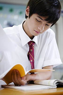 포토 JPG 학생 교육 남자 교복 남학생 교실 학교 청소년 고등학생 수업 실내 고등학교 한명 사람 앉기 동양인 상반신 10대 책 스쿨라이프 한국인 책상 외톨이 남자만 남자한명만 십대만 십대남자만 십대남자한명만 국내포토 1 라이프스타일 옷 가구 모션 인종 내부 파일형식