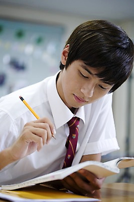 포토 JPG 학생 교육 남자 교복 남학생 교실 학교 청소년 고등학생 수업 실내 고등학교 한명 사람 앉기 동양인 손짓 상반신 10대 책 필기구 연필 스쿨라이프 한국인 책상 외톨이 남자만 남자한명만 십대만 십대남자만 십대남자한명만 국내포토 1 라이프스타일 옷 가구 모션 문구용품 학용품 인종 내부 파일형식