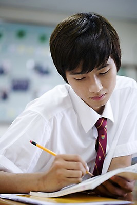 포토 JPG 학생 교육 남자 교복 남학생 교실 학교 청소년 고등학생 수업 실내 고등학교 한명 사람 앉기 동양인 손짓 상반신 10대 책 필기구 연필 스쿨라이프 한국인 책상 외톨이 남자만 남자한명만 십대만 십대남자만 십대남자한명만 국내포토 1 라이프스타일 옷 가구 모션 문구용품 학용품 인종 내부 파일형식