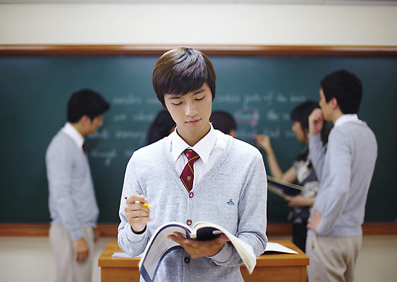 포토 JPG 학생 여자 교육 남자 교복 남학생 포즈 교실 학교 청소년 고등학생 수업 실내 고등학교 서기 사람 동양인 여러명 상반신 아웃포커스 책 필기구 연필 스쿨라이프 교사 칠판 한국인 단상 국내포토 직업 라이프스타일 옷 다수 모션 문구용품 학용품 촬영기법 인종 내부 파일형식