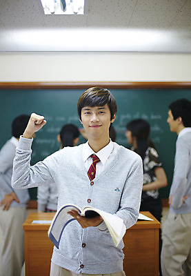 포토 JPG 학생 여자 교육 남자 교복 남학생 포즈 교실 학교 청소년 고등학생 수업 실내 고등학교 서기 미소 웃음 사람 동양인 손짓 여러명 상반신 아웃포커스 책 스쿨라이프 교사 칠판 한국인 단상 국내포토 직업 라이프스타일 옷 다수 모션 촬영기법 표정 인종 내부 파일형식