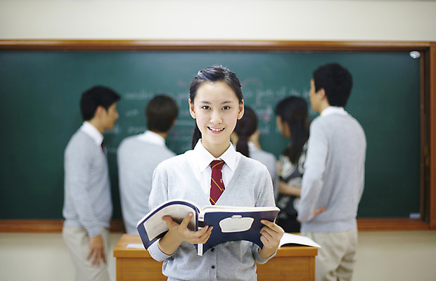 포토 JPG 학생 여학생 여자 교육 남자 교복 남학생 포즈 교실 학교 청소년 고등학생 수업 실내 고등학교 서기 미소 웃음 사람 동양인 여러명 상반신 아웃포커스 책 스쿨라이프 교사 칠판 한국인 단상 국내포토 직업 라이프스타일 옷 다수 모션 촬영기법 표정 인종 내부 파일형식
