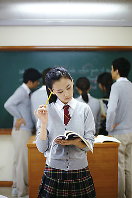 포토 JPG 학생 여학생 여자 교육 남자 교복 남학생 포즈 교실 학교 청소년 고등학생 수업 실내 고등학교 서기 사람 동양인 손짓 여러명 상반신 아웃포커스 책 필기구 연필 스쿨라이프 칠판 한국인 단상 십대만 국내포토 라이프스타일 옷 다수 모션 문구용품 학용품 촬영기법 인종 내부 파일형식