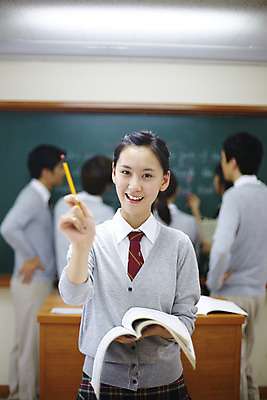 포토 JPG 학생 여학생 여자 교육 남자 교복 남학생 포즈 교실 학교 청소년 고등학생 수업 실내 고등학교 서기 미소 웃음 사람 동양인 손짓 여러명 상반신 아웃포커스 책 필기구 연필 스쿨라이프 칠판 한국인 단상 십대만 국내포토 라이프스타일 옷 다수 모션 문구용품 학용품 촬영기법 표정 인종 내부 파일형식