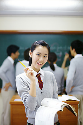 포토 JPG 학생 여학생 여자 교육 남자 교복 남학생 포즈 교실 학교 청소년 고등학생 수업 실내 고등학교 서기 미소 웃음 사람 동양인 손짓 여러명 상반신 아웃포커스 책 필기구 연필 스쿨라이프 칠판 한국인 단상 십대만 국내포토 라이프스타일 옷 다수 모션 문구용품 학용품 촬영기법 표정 인종 내부 파일형식
