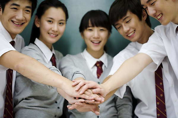 포토 JPG 학생 여학생 여자 교육 남자 교복 남학생 교실 학교 청소년 고등학생 수업 실내 고등학교 서기 미소 웃음 사람 동양인 손짓 여러명 상반신 아웃포커스 스쿨라이프 파이팅 칠판 한국인 하이파이브 십대만 국내포토 라이프스타일 옷 다수 모션 촬영기법 표정 인종 내부 파일형식