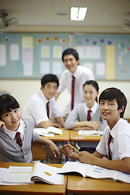 포토 JPG 학생 여학생 여자 교육 남자 교복 남학생 교실 학교 청소년 고등학생 수업 알림판 실내 고등학교 미소 웃음 사람 앉기 동양인 여러명 상반신 아웃포커스 책 필기구 연필 스쿨라이프 한국인 책상 십대만 국내포토 라이프스타일 옷 가구 다수 모션 문구용품 학용품 촬영기법 표정 인종 내부 파일형식