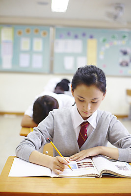 포토 JPG 학생 여학생 여자 교육 교복 남학생 엎드리기 교실 학교 청소년 고등학생 수업 알림판 실내 고등학교 사람 앉기 동양인 상반신 아웃포커스 책 필기구 연필 스쿨라이프 한국인 책상 십대만 국내포토 라이프스타일 옷 남자 가구 모션 문구용품 학용품 촬영기법 인종 내부 파일형식