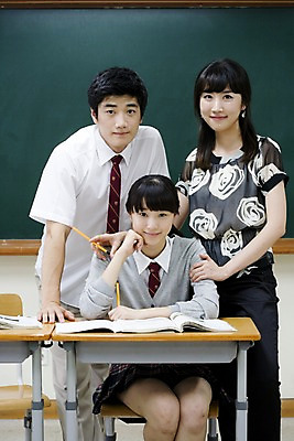 포토 JPG 학생 여학생 여자 교육 남자 교복 남학생 포즈 교실 학교 청소년 고등학생 수업 실내 고등학교 미소 웃음 사람 앉기 동양인 상반신 책 세명 필기구 연필 스쿨라이프 교사 칠판 한국인 책상 국내포토 직업 라이프스타일 옷 가구 모션 문구용품 학용품 표정 인종 내부 파일형식