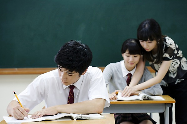 포토 JPG 학생 여학생 여자 교육 남자 교복 남학생 교실 학교 청소년 고등학생 수업 실내 고등학교 사람 앉기 동양인 상반신 책 세명 필기구 연필 스쿨라이프 교사 칠판 한국인 책상 국내포토 직업 라이프스타일 옷 가구 모션 문구용품 학용품 인종 내부 파일형식