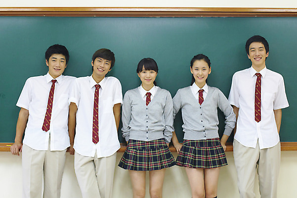 포토 JPG 학생 여학생 여자 교육 남자 교복 남학생 포즈 교실 학교 청소년 고등학생 수업 실내 고등학교 서기 미소 웃음 사람 동양인 여러명 상반신 스쿨라이프 칠판 한국인 십대만 국내포토 라이프스타일 옷 다수 모션 표정 인종 내부 파일형식