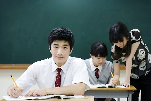 포토 JPG 학생 여학생 여자 교육 남자 교복 남학생 교실 학교 청소년 고등학생 수업 실내 고등학교 사람 앉기 동양인 상반신 책 세명 필기구 연필 스쿨라이프 교사 칠판 한국인 책상 국내포토 직업 라이프스타일 옷 가구 모션 문구용품 학용품 인종 내부 파일형식