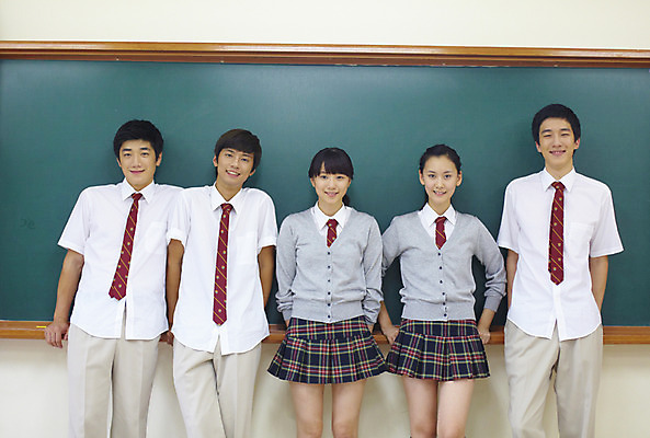 포토 JPG 학생 여학생 여자 교육 남자 교복 남학생 포즈 교실 학교 청소년 고등학생 수업 실내 고등학교 서기 미소 웃음 사람 동양인 여러명 상반신 스쿨라이프 칠판 한국인 십대만 국내포토 라이프스타일 옷 다수 모션 표정 인종 내부 파일형식