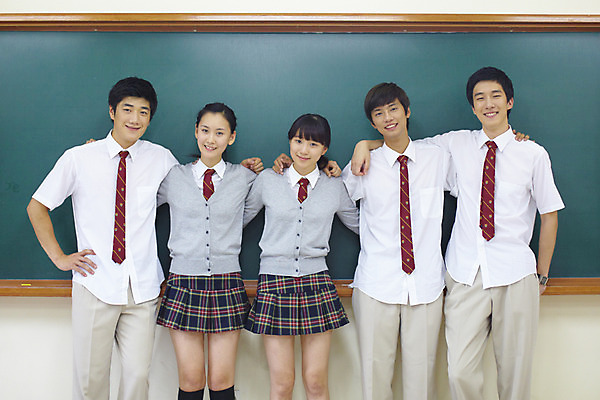 포토 JPG 학생 여학생 여자 교육 남자 교복 남학생 포즈 교실 학교 청소년 고등학생 수업 어깨동무 실내 고등학교 서기 미소 웃음 사람 동양인 여러명 상반신 스쿨라이프 칠판 한국인 십대만 국내포토 라이프스타일 옷 다수 모션 표정 인종 내부 파일형식