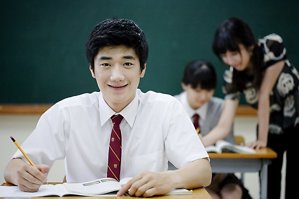 포토 JPG 학생 여학생 여자 교육 남자 교복 남학생 교실 학교 청소년 고등학생 수업 실내 고등학교 미소 웃음 사람 앉기 동양인 상반신 아웃포커스 책 세명 필기구 연필 스쿨라이프 교사 칠판 한국인 책상 국내포토 직업 라이프스타일 옷 가구 모션 문구용품 학용품 촬영기법 표정 인종 내부 파일형식