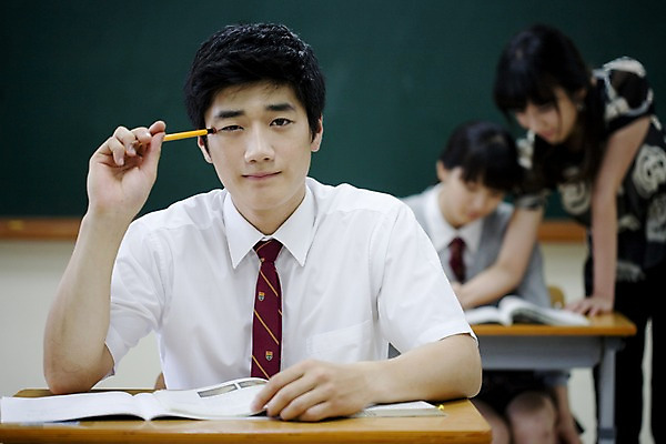 포토 JPG 학생 여학생 여자 교육 남자 교복 남학생 교실 학교 청소년 고등학생 수업 실내 고등학교 사람 앉기 동양인 손짓 상반신 아웃포커스 책 세명 필기구 연필 스쿨라이프 교사 칠판 한국인 책상 국내포토 직업 라이프스타일 옷 가구 모션 문구용품 학용품 촬영기법 인종 내부 파일형식