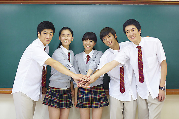 포토 JPG 학생 여학생 여자 교육 남자 교복 남학생 교실 학교 청소년 고등학생 수업 실내 고등학교 서기 미소 웃음 사람 동양인 손짓 여러명 상반신 스쿨라이프 파이팅 교사 칠판 한국인 국내포토 직업 라이프스타일 옷 다수 모션 표정 인종 내부 파일형식