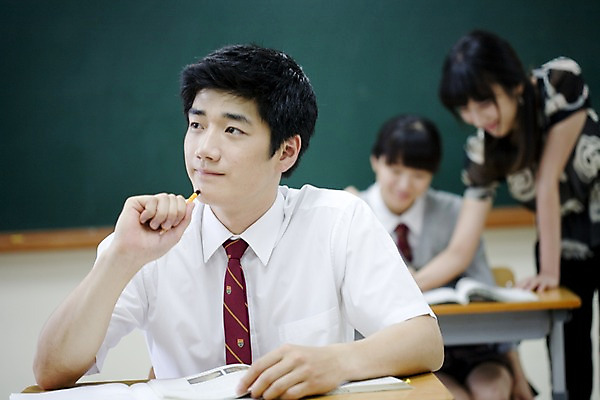 포토 JPG 학생 여학생 여자 교육 남자 교복 남학생 포즈 교실 학교 청소년 고등학생 수업 실내 고등학교 사람 앉기 동양인 손짓 상반신 아웃포커스 책 세명 필기구 연필 스쿨라이프 교사 칠판 한국인 책상 국내포토 직업 라이프스타일 옷 가구 모션 문구용품 학용품 촬영기법 인종 내부 파일형식