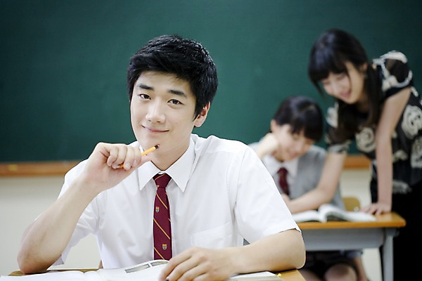 포토 JPG 학생 여학생 여자 교육 남자 교복 남학생 포즈 교실 학교 청소년 고등학생 수업 실내 고등학교 미소 웃음 사람 앉기 동양인 상반신 아웃포커스 책 세명 필기구 연필 스쿨라이프 교사 칠판 한국인 책상 국내포토 직업 라이프스타일 옷 가구 모션 문구용품 학용품 촬영기법 표정 인종 내부 파일형식