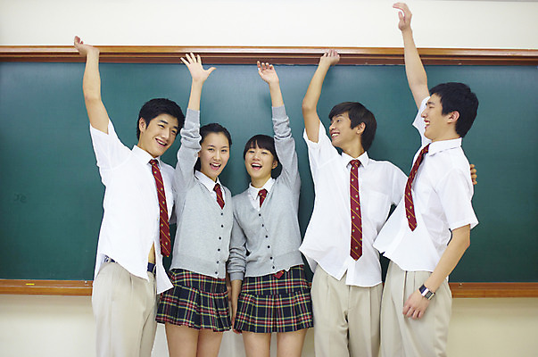 포토 JPG 학생 여학생 여자 교육 남자 교복 남학생 교실 학교 청소년 고등학생 수업 실내 고등학교 서기 미소 웃음 사람 동양인 손짓 여러명 상반신 스쿨라이프 손들기 칠판 한국인 십대만 국내포토 라이프스타일 옷 다수 모션 표정 인종 내부 파일형식