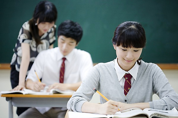 포토 JPG 학생 여학생 여자 교육 남자 교복 남학생 교실 학교 청소년 고등학생 수업 실내 고등학교 미소 웃음 사람 앉기 동양인 상반신 아웃포커스 책 세명 필기구 연필 스쿨라이프 교사 칠판 한국인 책상 국내포토 직업 라이프스타일 옷 가구 모션 문구용품 학용품 촬영기법 표정 인종 내부 파일형식