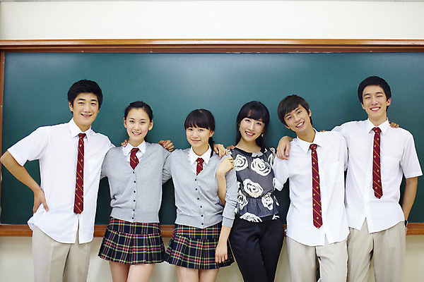 포토 JPG 학생 여학생 여자 교육 남자 교복 남학생 교실 학교 청소년 고등학생 수업 어깨동무 실내 고등학교 서기 미소 웃음 사람 동양인 여러명 상반신 스쿨라이프 교사 칠판 한국인 국내포토 직업 라이프스타일 옷 포즈 다수 모션 표정 인종 내부 파일형식