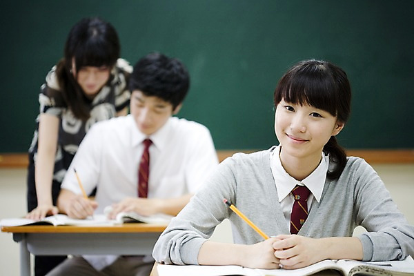 포토 JPG 학생 여학생 여자 교육 남자 교복 남학생 포즈 교실 학교 청소년 고등학생 수업 실내 고등학교 미소 웃음 사람 앉기 동양인 상반신 아웃포커스 책 세명 필기구 연필 스쿨라이프 교사 칠판 한국인 책상 국내포토 직업 라이프스타일 옷 가구 모션 문구용품 학용품 촬영기법 표정 인종 내부 파일형식