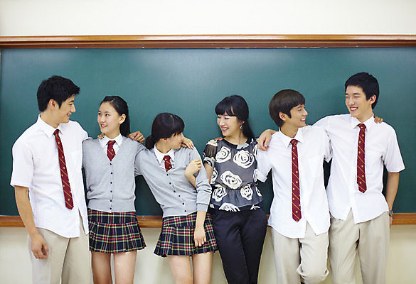 포토 JPG 학생 여학생 여자 교육 남자 교복 남학생 교실 학교 청소년 고등학생 수업 어깨동무 실내 고등학교 서기 미소 웃음 사람 동양인 여러명 상반신 스쿨라이프 교사 칠판 한국인 책상 국내포토 직업 라이프스타일 옷 포즈 가구 다수 모션 표정 인종 내부 파일형식