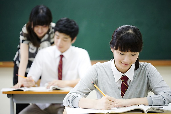 포토 JPG 학생 여학생 여자 교육 남자 교복 남학생 교실 학교 청소년 고등학생 수업 실내 고등학교 미소 웃음 사람 앉기 동양인 상반신 아웃포커스 책 세명 필기구 연필 스쿨라이프 교사 칠판 한국인 책상 국내포토 직업 라이프스타일 옷 가구 모션 문구용품 학용품 촬영기법 표정 인종 내부 파일형식