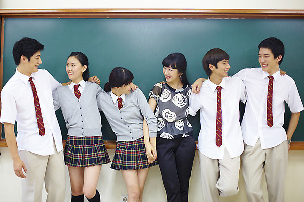 포토 JPG 학생 여학생 여자 교육 남자 교복 남학생 교실 학교 청소년 고등학생 수업 어깨동무 실내 고등학교 서기 미소 웃음 사람 동양인 여러명 상반신 책 스쿨라이프 교사 칠판 한국인 책상 국내포토 직업 라이프스타일 옷 포즈 가구 다수 모션 표정 인종 내부 파일형식