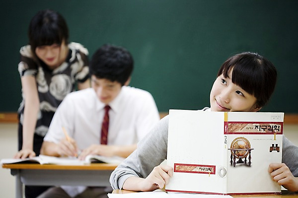 포토 JPG 학생 여학생 여자 교육 남자 교복 남학생 교실 학교 청소년 고등학생 수업 실내 고등학교 미소 웃음 사람 앉기 동양인 상반신 아웃포커스 책 세명 스쿨라이프 교사 칠판 한국인 책상 국내포토 직업 라이프스타일 옷 가구 모션 촬영기법 표정 인종 내부 파일형식
