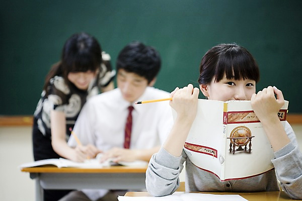 포토 JPG 학생 여학생 여자 교육 남자 교복 남학생 교실 학교 청소년 고등학생 수업 실내 고등학교 미소 웃음 사람 앉기 동양인 상반신 아웃포커스 책 세명 필기구 연필 스쿨라이프 교사 칠판 한국인 책상 국내포토 직업 라이프스타일 옷 가구 모션 문구용품 학용품 촬영기법 표정 인종 내부 파일형식