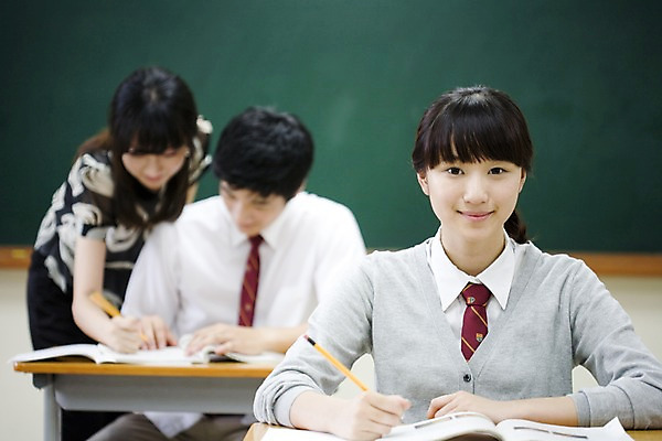 포토 JPG 학생 여학생 여자 교육 남자 교복 남학생 교실 학교 청소년 고등학생 수업 실내 고등학교 미소 웃음 사람 앉기 동양인 상반신 아웃포커스 책 세명 필기구 연필 스쿨라이프 교사 칠판 한국인 책상 국내포토 직업 라이프스타일 옷 가구 모션 문구용품 학용품 촬영기법 표정 인종 내부 파일형식