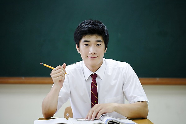 포토 JPG 학생 교육 남자 교복 남학생 포즈 교실 학교 청소년 고등학생 수업 실내 고등학교 한명 미소 웃음 사람 앉기 동양인 손짓 상반신 10대 책 필기구 연필 스쿨라이프 칠판 한국인 책상 남자만 남자한명만 십대만 십대남자만 십대남자한명만 국내포토 1 라이프스타일 옷 가구 모션 문구용품 학용품 표정 인종 내부 파일형식