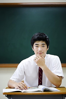 포토 JPG 학생 교육 남자 교복 남학생 포즈 교실 학교 청소년 고등학생 수업 실내 고등학교 한명 사람 앉기 동양인 손짓 상반신 10대 책 필기구 연필 스쿨라이프 칠판 한국인 책상 남자만 남자한명만 십대만 십대남자만 십대남자한명만 국내포토 1 라이프스타일 옷 가구 모션 문구용품 학용품 인종 내부 파일형식